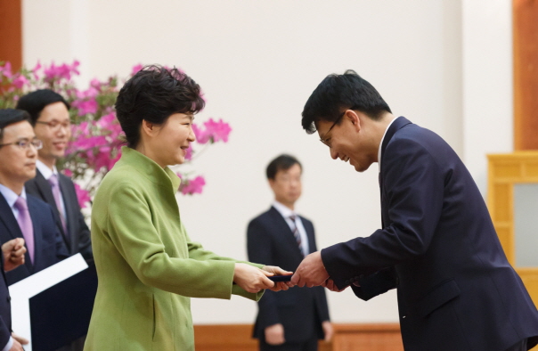 ▲박근혜대통령이16일오후청와대에서윤상현정무특보에게위촉장을수여하고있다.(사진=청와대홈페이지)