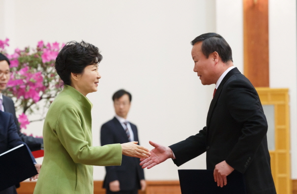 ▲박근혜대통령이16일오후청와대에서김재원정무특보에게위촉장을수여하고있다.(사진=청와대홈페이지)