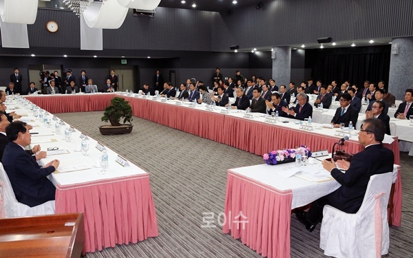 ▲17일부산상의2층상의홀에서새롭게선출된제22대상공의원들이참석한가운데열린임시의원총회를열고있다.(사진제공=부산상의)