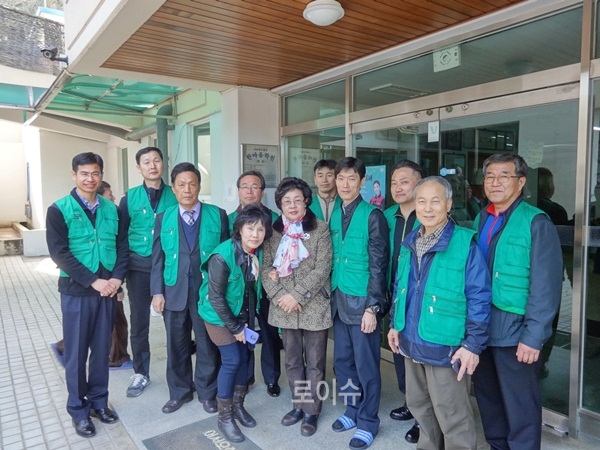 ▲보라미봉사단이봉사활동을펼치고기념촬영.(사진제공=부산교도소)