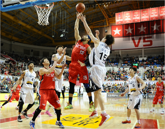 지난시즌챔피언결정전에서모비스와LG선수들의경기모습.(자료사진=KBL)