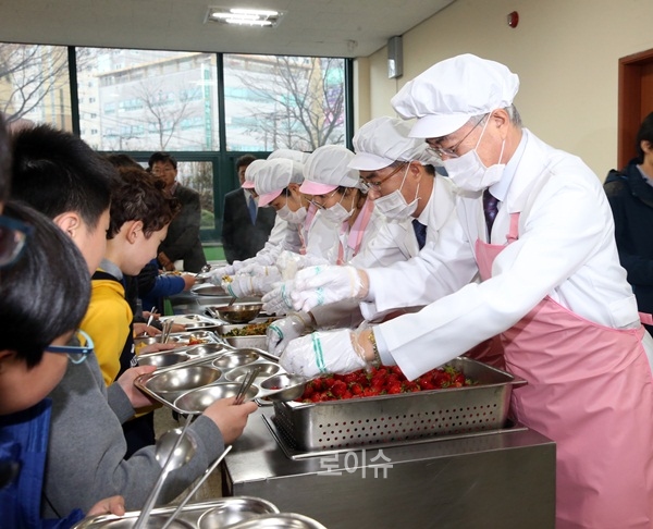 ▲문재인대표와박종훈교육감등이반송초등학교급식소에서학생들에게점심을배식하고있다.(사진제공=경남교육청)