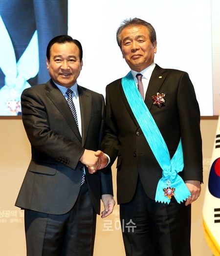 ▲조성제부산상의회장이금탑산업훈장을받고이완구국무총리와기념촬영.(사진제공=부산상공회의소)