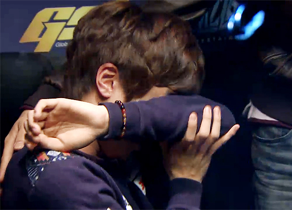 GSL 4강에서 승리한 직후 눈물을 보인 KT 이승현(사진=곰exp 중계화면 캡처).