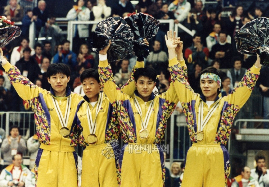 "계주금메달이예요."1992년알베르빌동계올림픽남자쇼트트랙5000m계주에서금메달을딴이준호(오른쪽부터),모지수,송재근,김기훈.(자료사진=대한체육회)