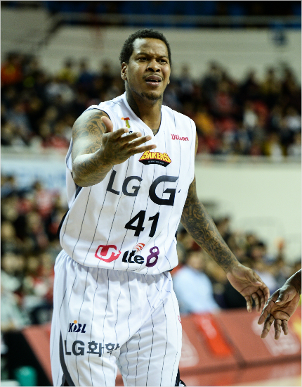 LG제퍼슨이18일모비스와플레이오프1차전에심판에게항의하는모습.(자료사진=KBL)