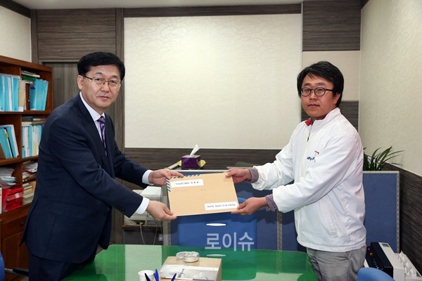 ▲새누리당경남도당을방문해무상급식비지원중단혼란해소를위해협조를요청하는박종훈교육감의건의문을전달하고있다.(사진제공=경남교육청)