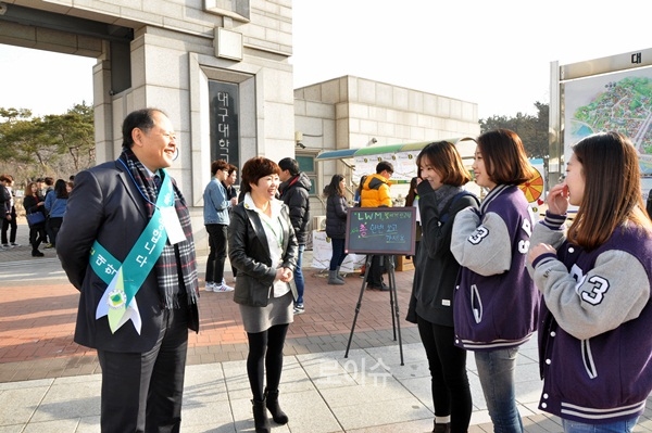 ▲고이태영총장의장남이근용현대구대대외협력부총장이신입생들과환담하고있다.(사진제공=대구대학교)