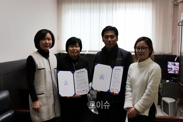 ▲백기영법무공단부산지부장(사진왼쪽2번째)과이희주서해식품대표등이업무협약을체결하고기념촬영.(사진제공=한국법무보호복지공단부산지부)