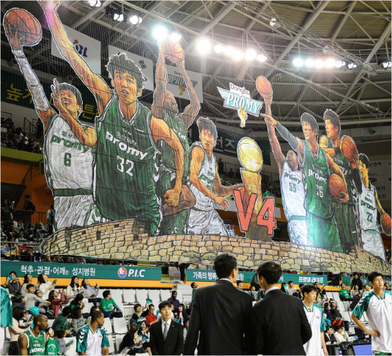 '이것이바로동부산성'동부는유재학모비스,유도훈전자랜드감독이인정할정도로강력한지역방어를갖추고있다.사진은19일4강PO1차전에앞서동부산성을나타내는라이징네트가올라가는모습.약1700만원을들여특별제작됐다.(원주=KBL)