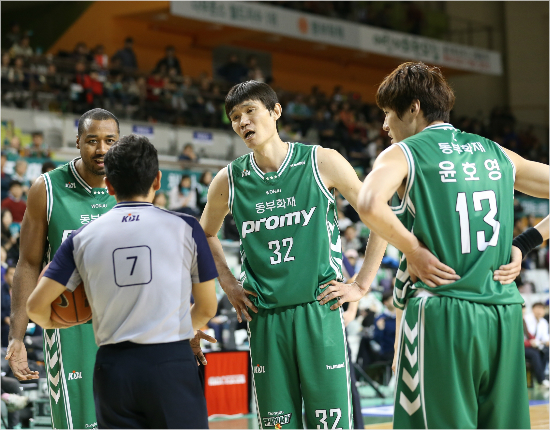 '우리가잘해야한다'윤호영과김주성,데이비드사이먼(오른쪽부터)등동부산성주축들이경기중심판과의견을주고받는모습.(자료사진=KBL)