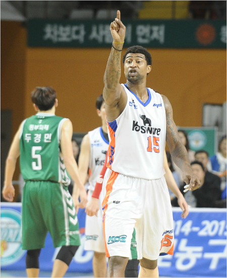 '우리는1위도할수있다고'전자랜드주장리카르도포웰의19일동부와4강플레이오프1차전경기모습.(원주=KBL)