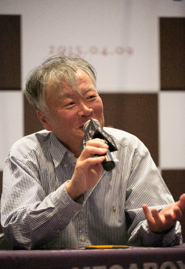 지난19일서울삼성동메가박스코엑스점에서열린영화'화장'시사회뒤관객과의대화에참석한작가김훈이관객의질문에답하고있다.(사진=명필름제공)