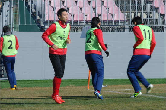 K리그챌린지상주상무의박항서감독은2015호주아시안컵을통해'깜짝스타'로발돋움한공격수이정협(왼쪽두번째)을올시즌개막전부터선발출전시킨다는계획이다.(자료사진=상주상무)