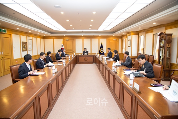 ▲부산법원아카데미운영위원회를열고있다.(사진제공=부산고등법원)