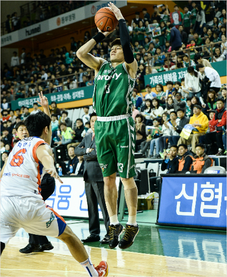 '우리도쏜다고'동부윤호영(오른쪽)이21일4강플레이오프2차전에서전자랜드차바위의수비를넘어3점슛을쏘아올리고있다.(원주=KBL)
