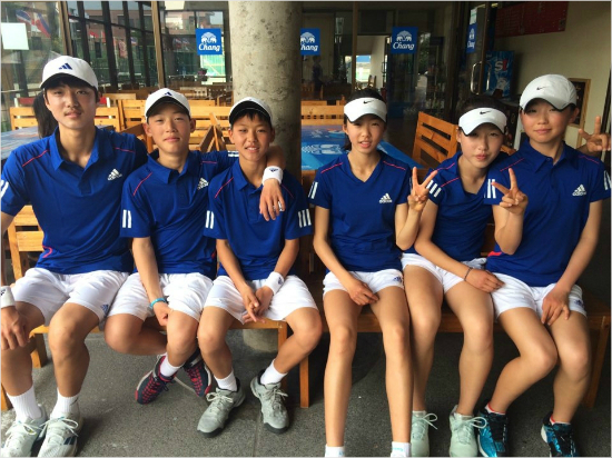 U-14테니스아시아선수권대회남자단식에서우승한박정원(왼쪽)이대표팀선수단과함께한.(자료사진=대한테니스협회)