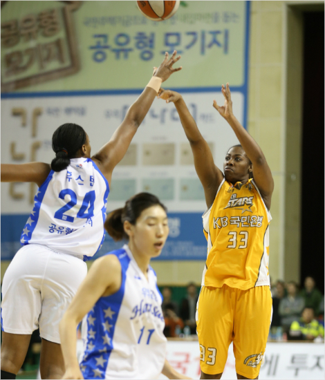 '막아도소용없어'국민은행스트릭렌(33번)이22일챔프전1차전에서우리은행휴스턴의수비를넘어3점슛을쏘고있다.(춘천=WKBL)