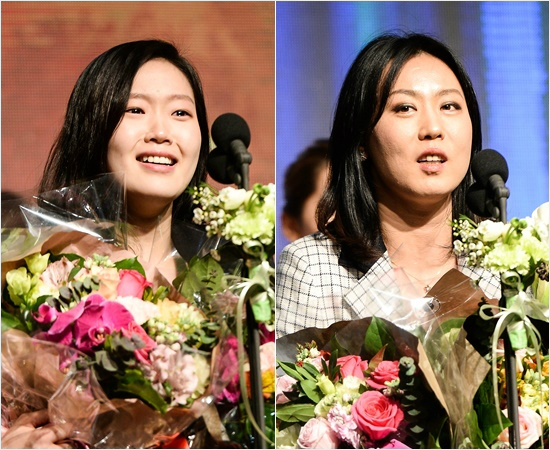 '언니,고마워요...뭘그걸갖고'정규리그시상식에서베스트5에오른국민은행홍아란(왼쪽)이수상소감에서특별상을받은변연하에게감사함을밝히며눈물을흘리는모습.(자료사진=WKBL)