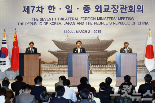 기시다후미오일본외무상,윤병세외교부장관,왕이중국외교부장(왼쪽부터)이21일오후서울장충동신라호텔에서‘제7차한일중외교장관회의’공동기자회견을갖고있다.(사진공동취재단)
