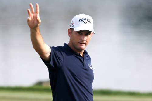 ▲맷에브리가아널드파머인비테이셔널최종라운드에서선두로올라서는버디퍼트를집어넣은후갤러리의환호에답하고있다.사진