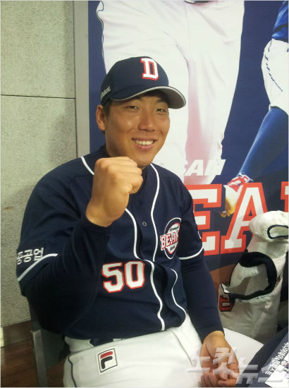 '올해는꼭우승'두산김현수가23일프로야구미디어데이에서올시즌각오를밝히며주먹을쥐어보이고있다.(사진=임종률기자)
