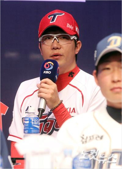 "저를원하신다고요?"23일오후서울대현동이화여대ECC삼성홀에서열린'2015타이어뱅크KBO미디어데이&팬페스트'행사에서KIA양현종이새시즌각오를밝히고있다.(황진환기자)