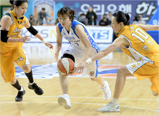 '파울인가,아닌가'우리은행박혜진(가운데)이23일챔피언결정2차전에서국민은행변연하(10번),홍아란의수비를뚫고드리블하고있다.(춘천=WKBL)
