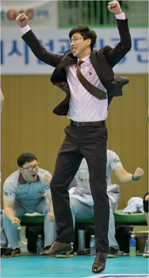 수비형레프트송희채의활약에따라김세진OK저축은행감독의매경기희비는엇갈린다.(자료사진=KOVO)