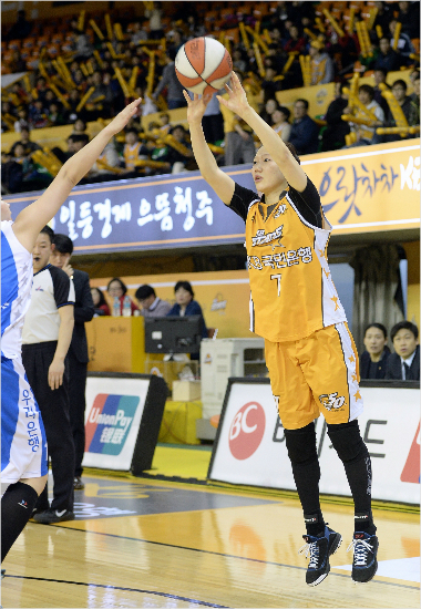 '으랏차차KB'국민은행강아정이우리은행과청주홈경기에서뜨거운응원속에3점슛을쏘는모습.(자료사진=WKBL)