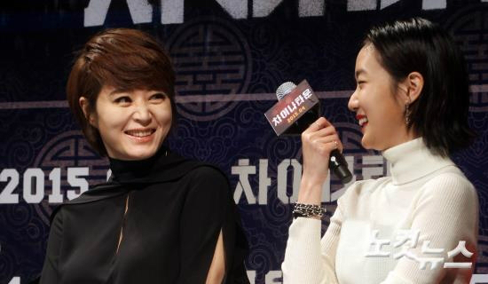 배우김혜수와김고은이24일오전서울압구정CGV에서진행된영화'차이나타운'제작발표회에참석해미소짓고있다.(사진=황진환기자)