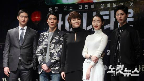 24일오전서울압구정CGV에서진행된영화'차이나타운'제작발표회에참석한출연배우들이포토타임을갖고있다.왼쪽부터고경표,엄태구,김혜수,김고은,박보검.(사진=황진환기자)