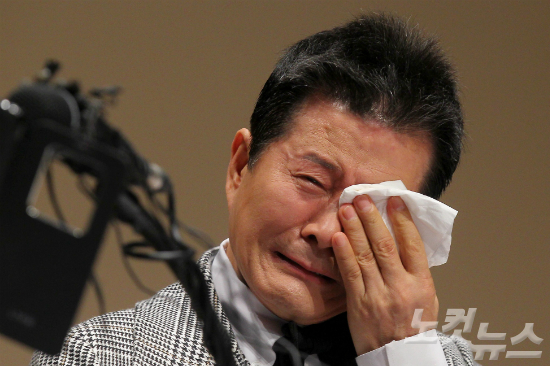 억대도박설에휩싸인가수태진아가24일오후서울용산국청대극장에서열린기자회견에서입장을밝히던중오열하고있다.태진아는지난2월가족들과떠난미국여행에서카지노를찾아억대도박을했다는의혹을전면부인했다.박종민기자