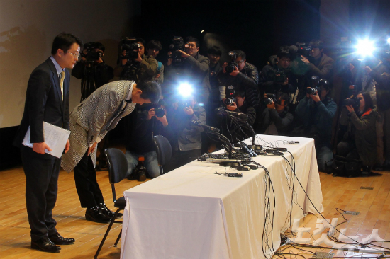 억대도박설에휩싸인가수태진아가24일오후서울용산국청대극장에서열린기자회견에서입장을밝히고있다.태진아는지난2월가족들과떠난미국여행에서카지노를찾아억대도박을했다는의혹을전면부인했다.박종민기자