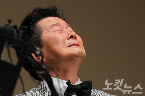 억대도박설에휩싸인가수태진아가24일오후서울용산국청대극장에서열린기자회견에서입장을밝히던중오열하고있다.태진아는지난2월가족들과떠난미국여행에서카지노를찾아억대도박을했다는의혹을전면부인했다.박종민기자