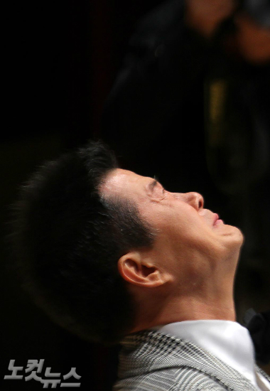 억대도박설에휩싸인가수태진아가24일오후서울용산국청대극장에서열린기자회견에서입장을밝히던중오열하고있다.태진아는지난2월가족들과떠난미국여행에서카지노를찾아억대도박을했다는의혹을전면부인했다.박종민기자