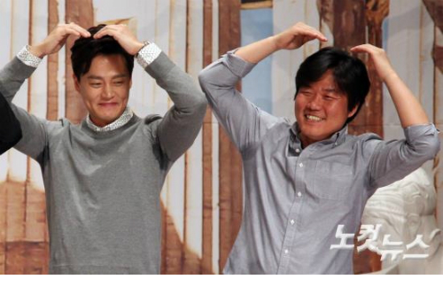 배우이서진과나영석PD가24일오후서울여의도63빌딩에서열린tvN‘꽃보다할배in그리스’제작발표회에서포토타임을갖고있다.사진=황진환기자