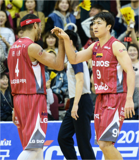 '오늘해결사는너,김영환이다'LG김영환(오른쪽)이24일모비스와4강플레이오프4차전승리를이끈뒤문태종과하이파이브를하는모습.(창원=KBL)