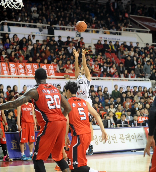 '곡선의시작'LG김영환이지난20일모비스와4강PO2차전에서3점슛을시도하는모습.(자료사진=KBL)