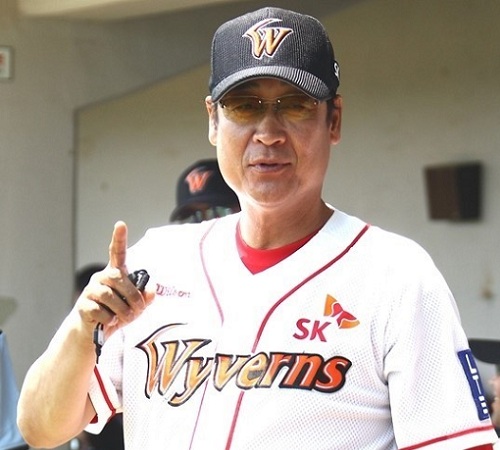 ▲김용희감독취임이후전력보강요소가많은SK같은팀이외부환경에영향을덜받을수있다.사진│SK와이번스