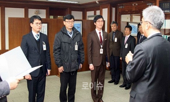 ▲최인석부산동부지원장이우수친절공무원들에대해시상을하고있다.(사진제공=부산지법동부지원)