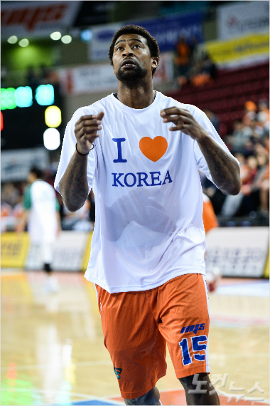 전자랜드포웰이'IloveKOREA'가적힌티셔츠를입고경기전몸을풀고있다(사진제공/KBL)