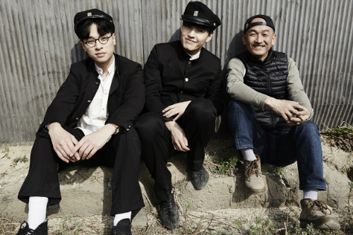 지난21일강원고성에서진행된영화'동주'의첫촬영에서배우박정민강하늘,이준익감독(왼쪽부터)이기념촬영을하고있다.(사진=루스이소니도스제공)