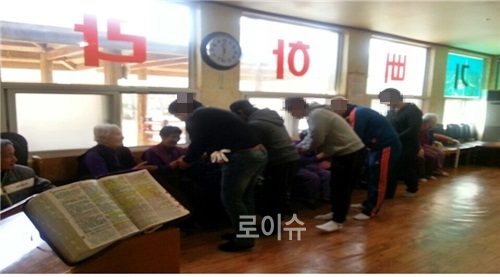 ▲사회봉사명령대상자들이노인들에게안마를하며자식노릇을하고있다.(사진제공=창원보호관찰소)
