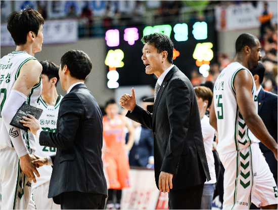 '주성아,사이먼없어도알재?'동부김영만감독(가운데)이전자랜드와4강PO3차전에서김주성(왼쪽)을격려하는모습.오른쪽은데이비드사이먼.(자료사진=KBL)