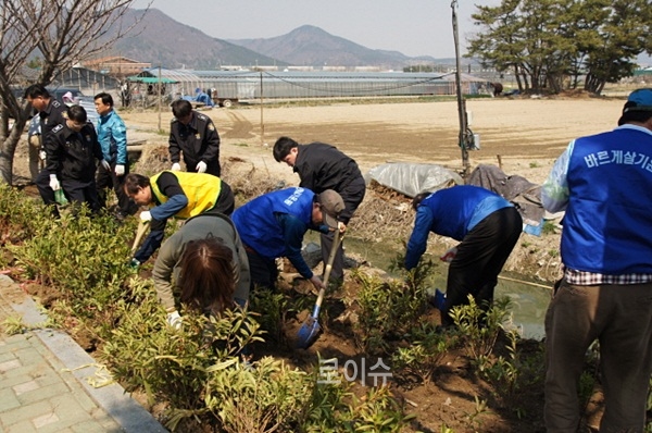 ▲부산교도소직원및새마을봉사단체회원들이청렴한길을조성하느라구슬땀을흘리고있다.(사진제공=부산교도소)