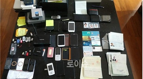 ▲범행에이용된대포폰과대포통장.(사진제공=부산경찰청)