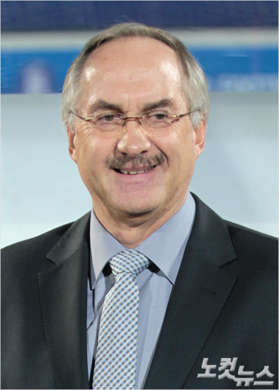 울리슈틸리케축구대표팀감독은우즈베키스탄과평가전을통해대표팀을향한축구팬의큰관심과성원에보답한다는각오다.박종민기자