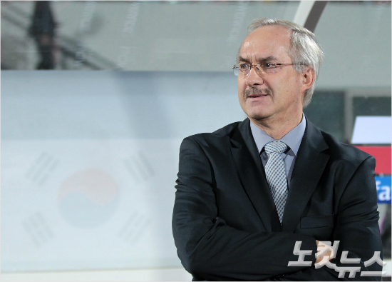 울리슈틸리케감독은리그경기도중발목에부상을당한가운데대표팀소집에응한지동원과소속팀아우크스부르크에감사인사를전했다.박종민기자