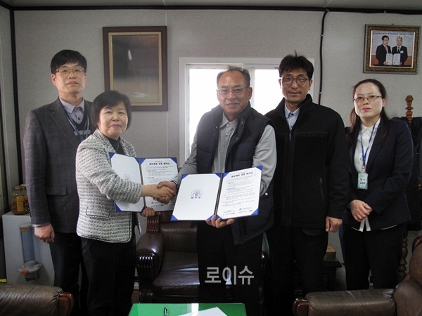 ▲백기영지부장(여)과정귀영대표가업무협약을체결하고손을맞잡고있다.(사진제공=법무공단부산지부)